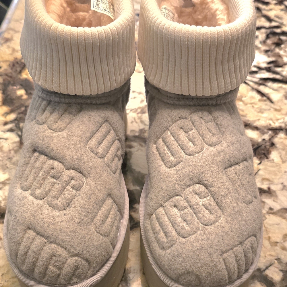 Ladies Light Gray Cozy Fleece UGG Slippers with Knitted Cuff